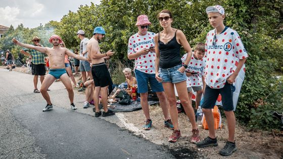 Etapu jsme projeli od startu po cíl. A toto jsou fanoušci, kteří stáli podél silnice.