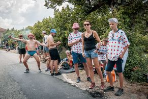 Fotozápisník: Takoví byli fanoušci, kteří lemovali trasu 200 km dlouhé etapy Tour