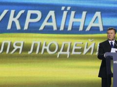 Kandidát Strany regionů Viktor Janukovyč v roce 2004 prohrál za dramatických okolností s Juščenkem. Teď prahne po výhře.