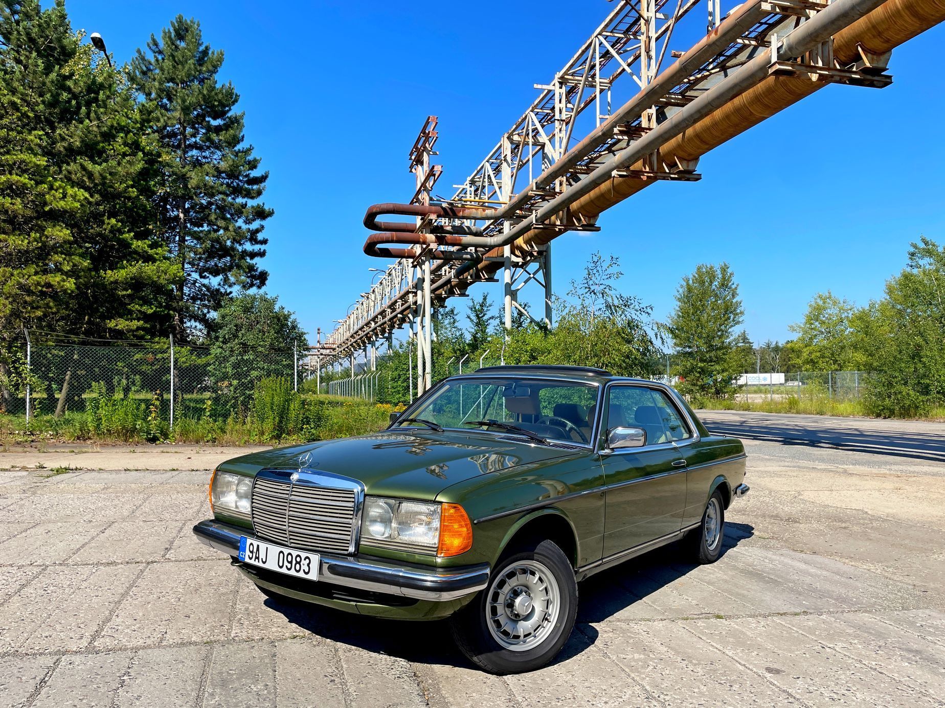 Mercedes-Benz 230 CE (C123 / W123) piano