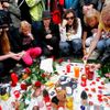 Fanoušci Michaela Jacksona se loučí s králem popu na Staroměstském náměstí v Praze