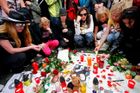 Fanoušci Michaela Jacksona se loučí s králem popu na Staroměstském náměstí v Praze
