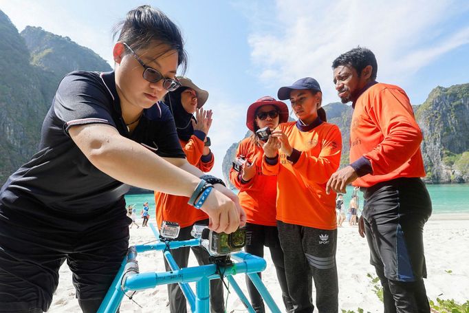 Thajská zátoka Maya Bay, kde turisté pozorují žraloky černoploutvé.