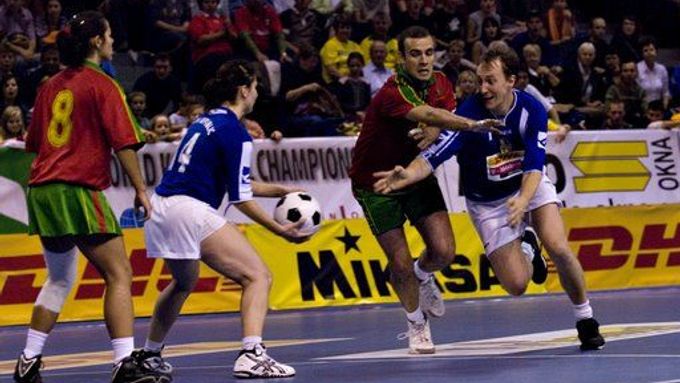 Edwin Bouman, český reprezentant v korfbalu, uniká svému obránci v zápase o bronz na MS v Brně. Česko porazilo Portugalsko 19:14.