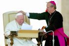 Foto: Šedá eminence Vatikánu. Kdo je kardinál Dziwisz, oddaný tajemník Jana Pavla II.
