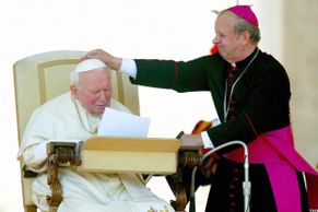 Foto: Šedá eminence Vatikánu. Kdo je kardinál Dziwisz, oddaný tajemník Jana Pavla II.