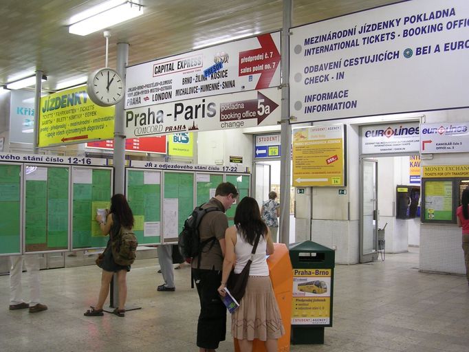 Stará odbavovací hala autobusového nádraží Florenc, rok 2006.