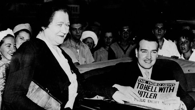 Brigid Hitlerová se na snímku z 8. července 1941 loučí v Torontu se svým synem Williamem Patrickem Hitlerem, který odjíždí k americkému letectvu.