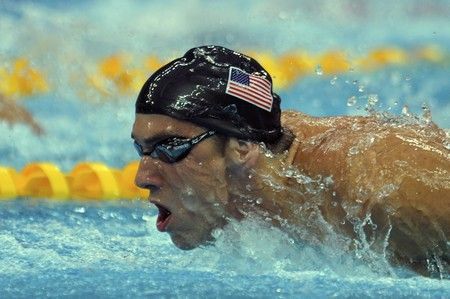 Michael Phelps si plave pro svou první zlatou.