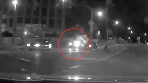 Zdrogovaný řidič v kradeném BMW ujížděl policii. S autem havaroval na tramvajovém pásu