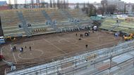 WINTER CLASSIC V ČESKU. Na konci října brněnská Kometa konečně potvrdila, že v lednu bude hrát pod širým nebem. Později doplnila, že za Lužánkami sehraje dva duely – proti Plzni a Spartě. Tribuny, které už rostou, pojmou přes dvacet tisíc lidí, a tudíž by mohl padnout rekord v návštěvnosti hokejového zápasu na českém území. Lístky budou pouze na stání a zájemci za ně zaplatí bezmála tisícovku.