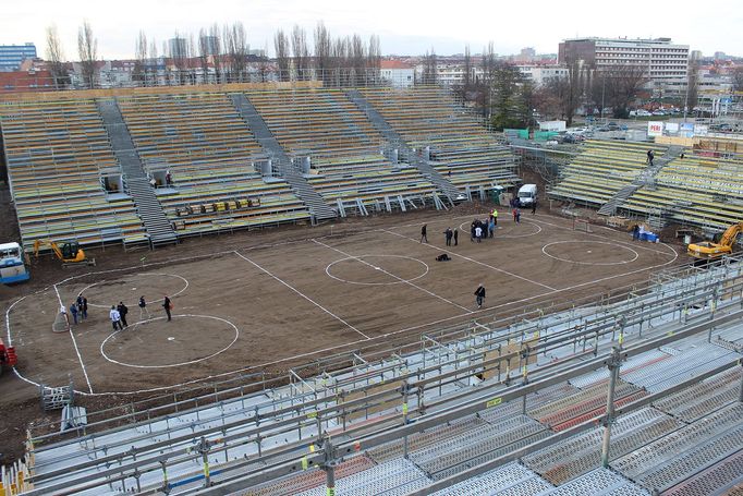 Kometa uspořádá dva extraligové zápasy pod širým nebem. Měsíc před událostí jsou tribuny pro dvacet tisíc fanoušků téměř hotové.