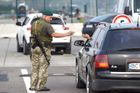 Čeští dobrovolníci na Ukrajině si stěžují: Na hranicích nás čeká šikana!