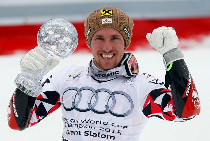 Marcel Hirscher s křišťálovým glóbem za obří slalom.