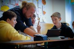 Učitelé, kteří dokážou měnit životy. Nominujte oblíbeného pedagoga do 17. prosince