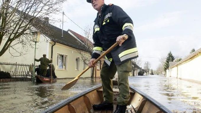 Hasič pomáhá s evakuací rakouského Dürnkrutu.