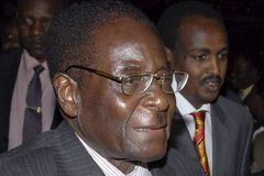 Mugabe se objevil na veřejnosti a nadával na Brity