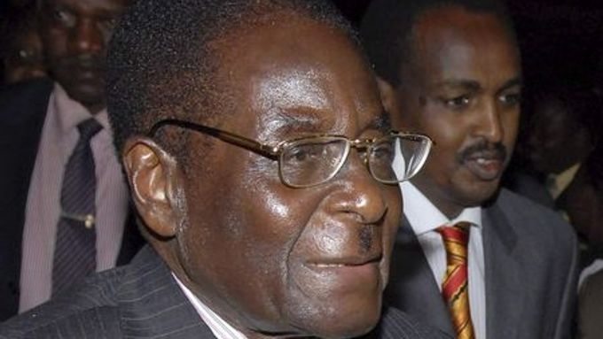 Robert Mugabe hýří státními penězi a likviduje politické odpůrce