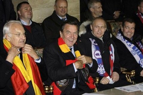 Nehorázné. Jste ruský žoldák! Exkancléř Schröder to v Německu schytává za angažmá v Rosněfti