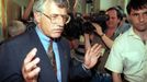 Ministr financí ČSFR a předseda ODS Václav Klaus mezi novináři po hlasování - 5.6. 1992 - všeobecné volby do Federálního shromáždění, České národní rady a SNR.