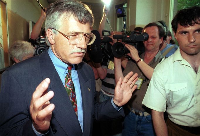 Ministr financí ČSFR a předseda ODS Václav Klaus mezi novináři po hlasování - 5.6. 1992 - všeobecné volby do Federálního shromáždění, České národní rady a SNR.