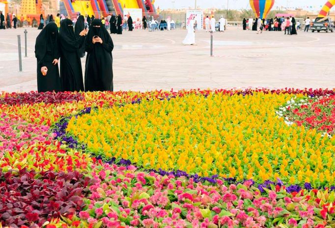 Ženy si fotí květinový záhon v parku krále Abduláha na festivalu jara ve městě Dammam v Saúdské Arábii.