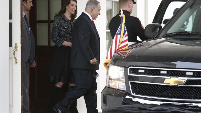 Izraelský premiér Benjamin Netanjahu odjíždí po více jak dvouhodinovém setkání s prezidentem USA Barrackem Obamou v Bílém domě.