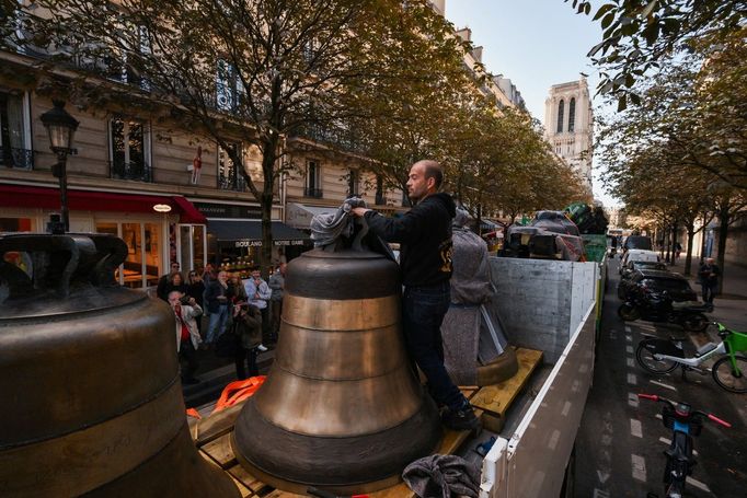 Osm zvonů nesoucích jména osobností pařížské historie váží od 4,2 tuny po 780 kilogramů.