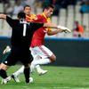 Milan Baroš (Galatasaray) překonává v Evropské lize brankáře Panathinaikosu Galinoviče.