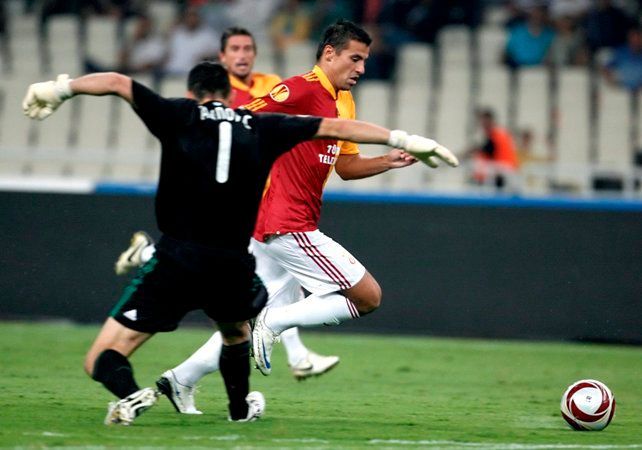 Milan Baroš (Galatasaray) překonává v Evropské lize brankáře Panathinaikosu Galinoviče.