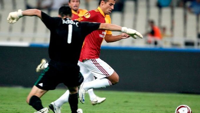 Milan Baroš (Galatasaray) překonává v Evropské lize brankáře Panathinaikosu Galinoviče.