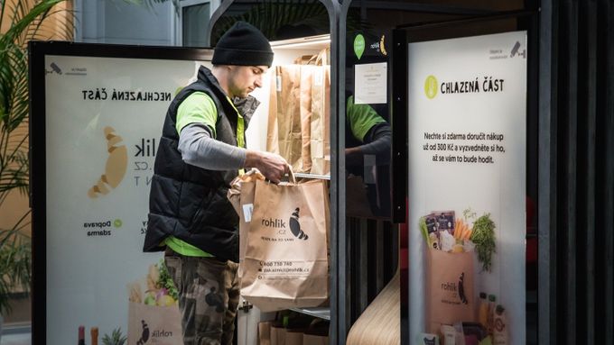 První potravinový e-shop zavádí rozvážky do veřejných lednic. Odemykají se heslem