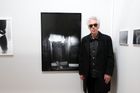 Režisér Jim Jarmusch před fotografií Libše Jarcovjákové.