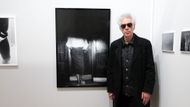 Režisér Jim Jarmusch před fotografií Libše Jarcovjákové.