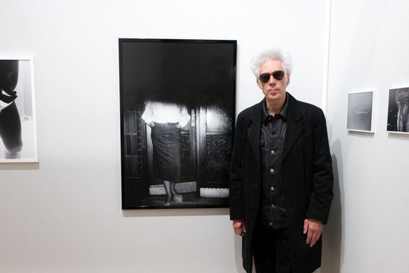 Režisér Jim Jarmusch před fotografií Model od Libuše Jarcovjákové.