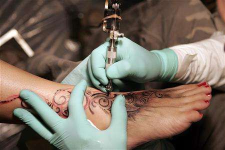 Svůdně tetované kotníky mají svá rizika.