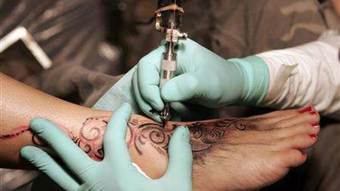 Tetování od neprofesionálních tvůrců mohou způsobit infekce a problémy s kůží i na několk měsíců.