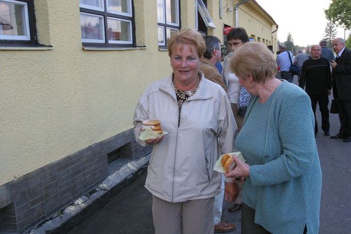 Beseda o továrna skončila. Koláčů bylo tolik, že zbylo i na výslužku. Kdo přišel, mohl si odnést domů.