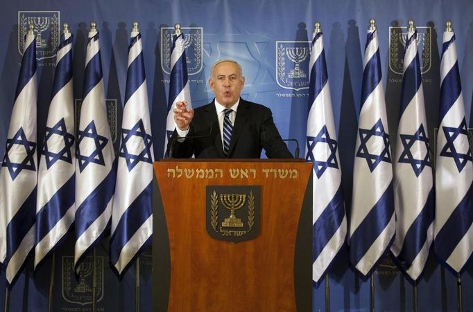 Israel's Prime Minister Benjamin Netanyahu gestures as he delivers a statement to the foreign media in Tel Aviv November 15, 2012. A Hamas rocket killed three Israelis north of the Gaza Strip on Thursday, drawing the first blood from Israel as the Palestinian death toll rose to 15 in a military showdown lurching closer to all-out war and an invasion of the enclave. REUTERS/Stringer (ISRAEL - Tags: POLITICS CIVIL UNREST TPX IMAGES OF THE DAY) Published: Lis. 15, 2012, 9:33 odp.