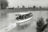 Výletní motorová loď Mojena s kapacitou 25 výletníků v 30. letech minulého století.