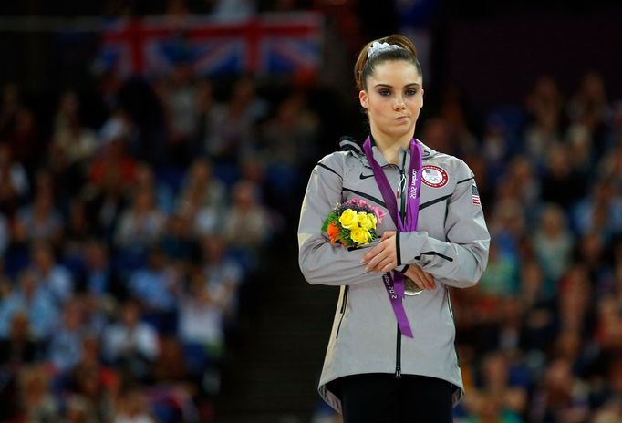 Americká gymnastka McKayla Maroney pózuje se stříbrem na OH 2012 v Londýně.