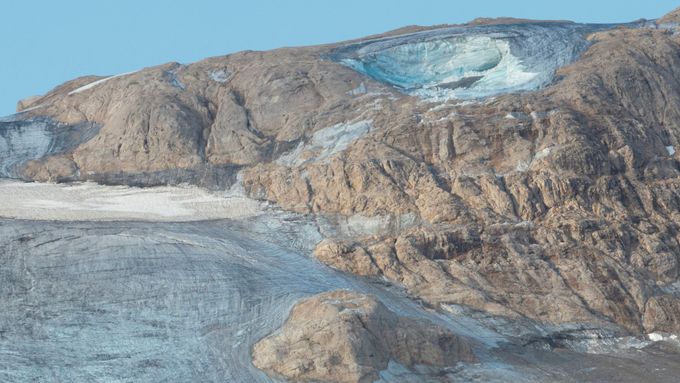 Kus ledu s kamením se utrhl poblíž Punta Rocca podél výstupové trasy na Marmoladu.