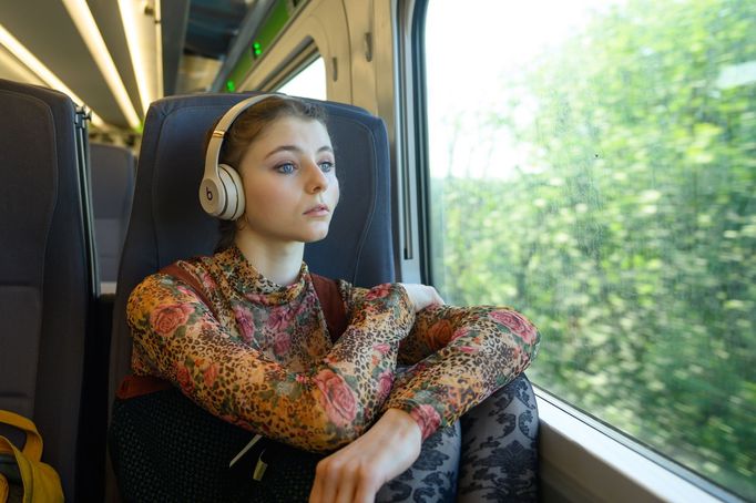 Thomasin McKenzie jako Eloise.