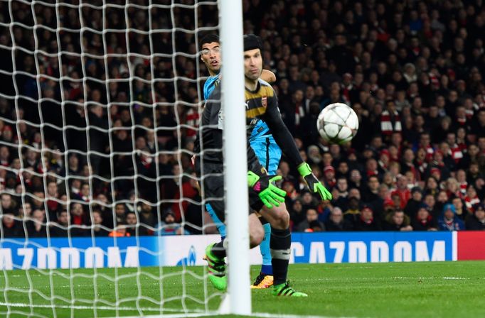 Barcelona's Luis Suárez heads wide as Arsenal's Petr Cech looks on