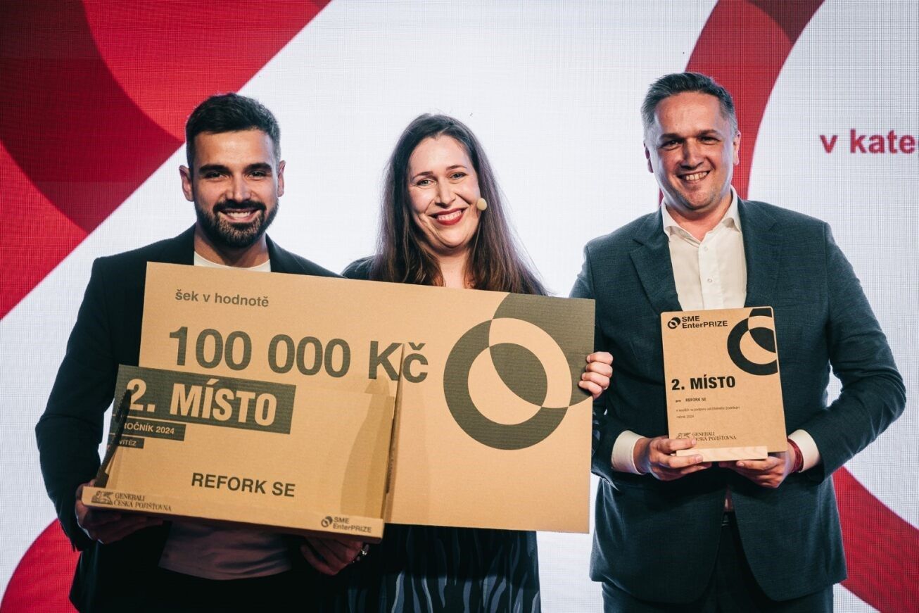 2. místo Refork (na snímku zleva): zástupce firmy Refork, Helena Továrková, předsedkyně poroty a Marián Zelko, CSO Generali České pojišťovny.