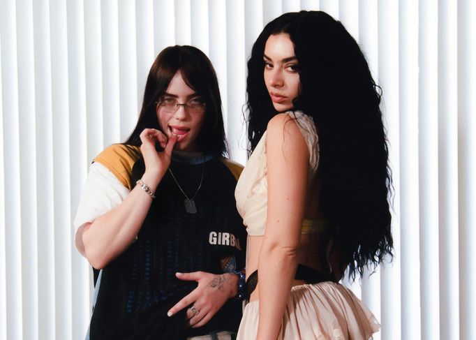 Zpěvačky Billie Eilish a Charli XCX.