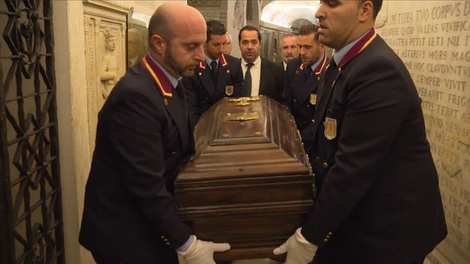 Řím se loučí s ostatky kardinála Josefa Berana.