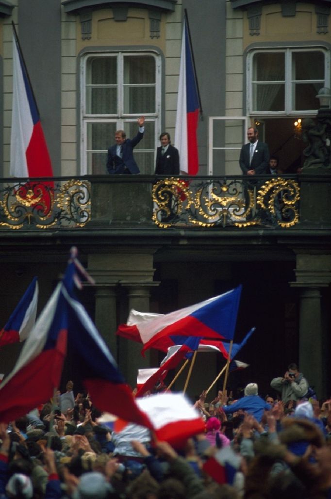 Den po volbách - 30. prosince 1989 - mává Václav Havel davu z balkónu Pražského hradu.