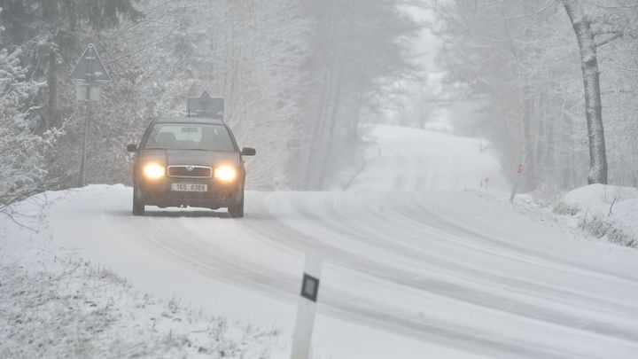 Přes Česko se přehnaly sněhové bouře. Meteorologové varují před náledím; Zdroj foto: ČTK