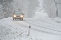 Přes Česko se přehnaly sněhové bouře. Meteorologové varují před náledím